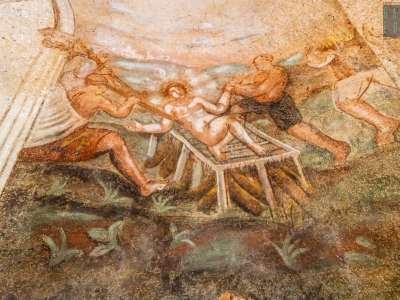 Quelli pi� antichi in realt� non sono riconoscibili, mentre quelli del XVII secolo rivelano diverse figure religiose. Distinguiamo quindi la scena del martirio di San Lorenzo...